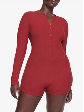 SKIMS SOFT LOUNGE BUTTON UP RIBBED HENLEY ONESIE BRICK SİZE LARGE NWT